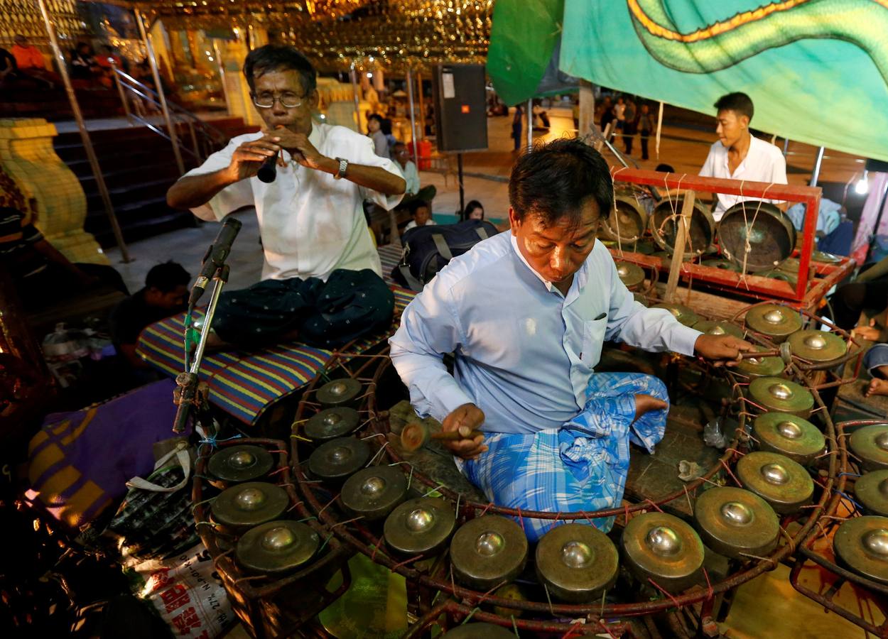 Devotos rezan durante el Festival de Tazaungdaing, en el templo budista de Kaba Aye Pagoda, en Rangún, Birmania. El Festival de Tazaungdaing es celebrado el día de luna llena de Tazaungmon, el octavo mes del calendario birmano, cuya procesión marca el final de la temporada de lluvias en el país.