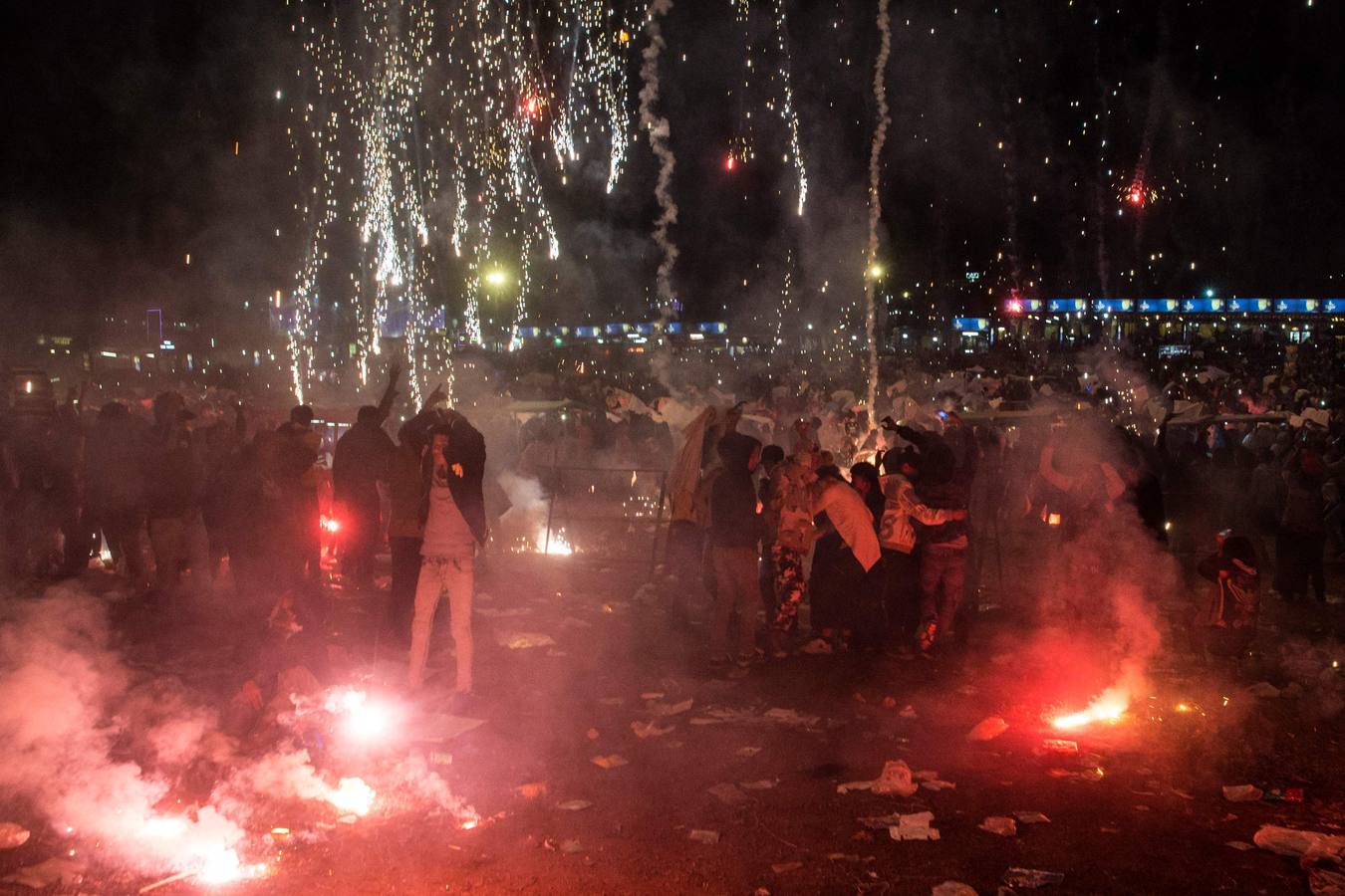 Devotos rezan durante el Festival de Tazaungdaing, en el templo budista de Kaba Aye Pagoda, en Rangún, Birmania. El Festival de Tazaungdaing es celebrado el día de luna llena de Tazaungmon, el octavo mes del calendario birmano, cuya procesión marca el final de la temporada de lluvias en el país.