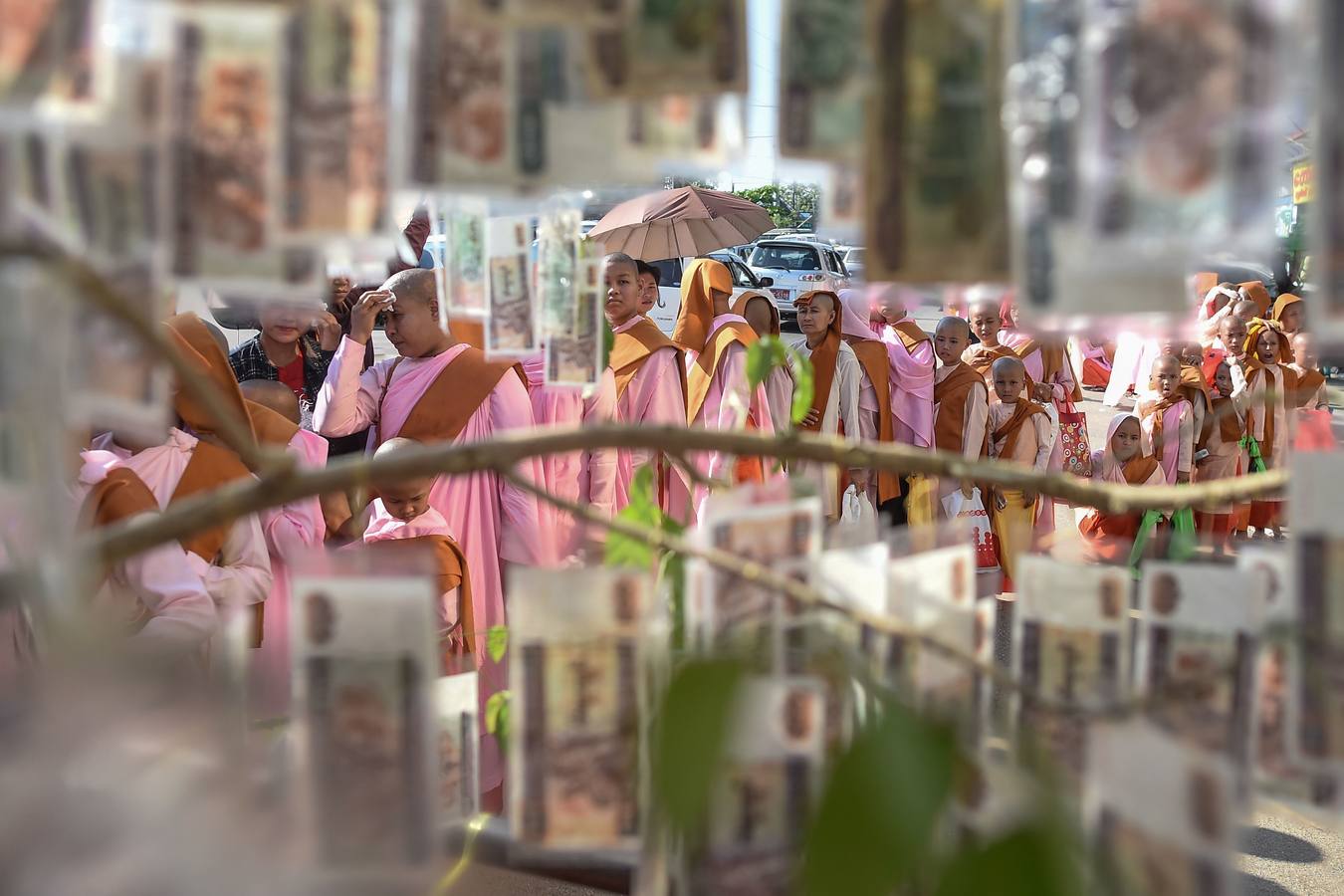 Devotos rezan durante el Festival de Tazaungdaing, en el templo budista de Kaba Aye Pagoda, en Rangún, Birmania. El Festival de Tazaungdaing es celebrado el día de luna llena de Tazaungmon, el octavo mes del calendario birmano, cuya procesión marca el final de la temporada de lluvias en el país.