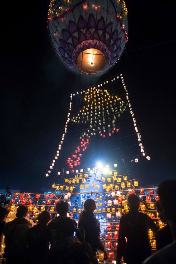 Devotos rezan durante el Festival de Tazaungdaing, en el templo budista de Kaba Aye Pagoda, en Rangún, Birmania. El Festival de Tazaungdaing es celebrado el día de luna llena de Tazaungmon, el octavo mes del calendario birmano, cuya procesión marca el final de la temporada de lluvias en el país.