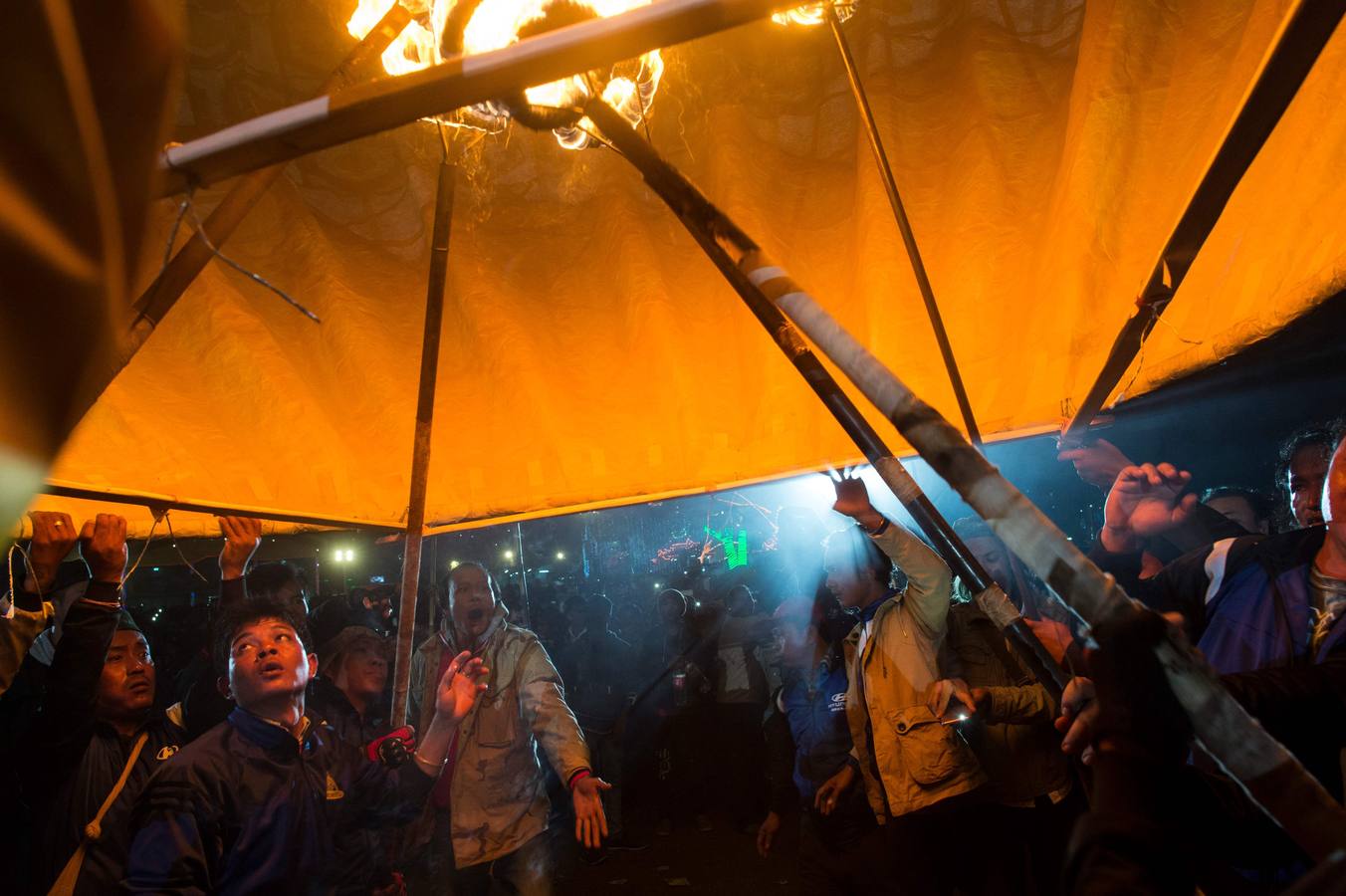 Devotos rezan durante el Festival de Tazaungdaing, en el templo budista de Kaba Aye Pagoda, en Rangún, Birmania. El Festival de Tazaungdaing es celebrado el día de luna llena de Tazaungmon, el octavo mes del calendario birmano, cuya procesión marca el final de la temporada de lluvias en el país.