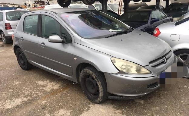 El coche con el que el detenido arrastró a un agente de la Policía Nacional.