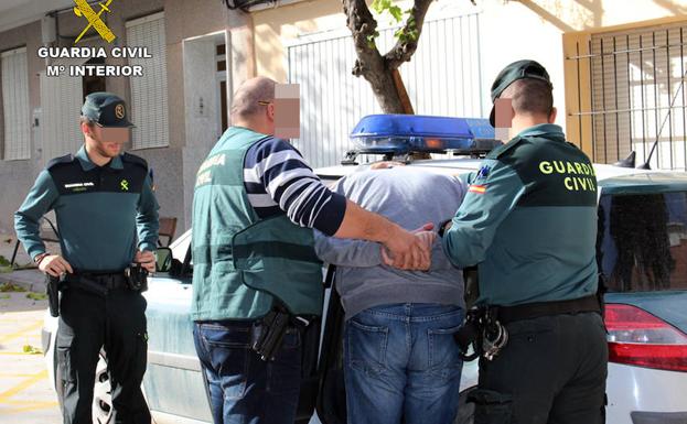 Agentes de la Guardia Civil con uno de los detenidos.