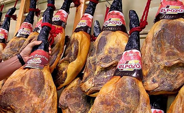 Imagen de archivo de una exposición de jamones. 