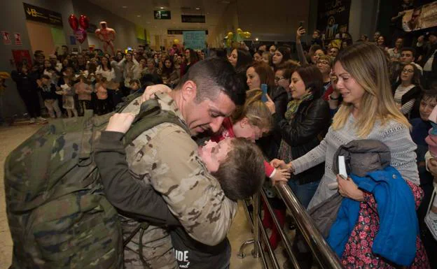 Uno de los miembros de la Bandera Ortiz de Zárate III de la Bripac, ayer, emocionado al ser abrazado en su regreso de Mali. 