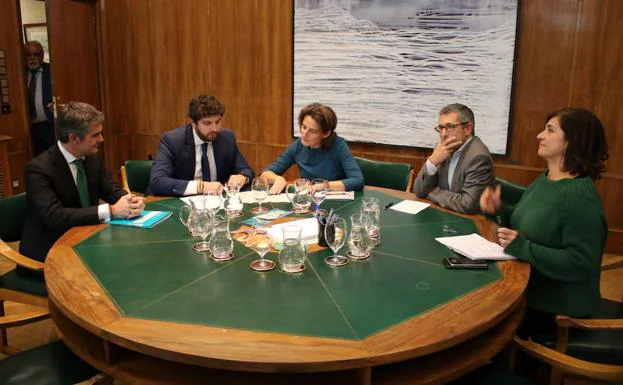 Un momento de la reunión del presidente de la Comunidad, Fernando López Miras, con la ministra para la Transición Ecológica, Teresa Ribera, este miércoles por la tarde en Madrid. 