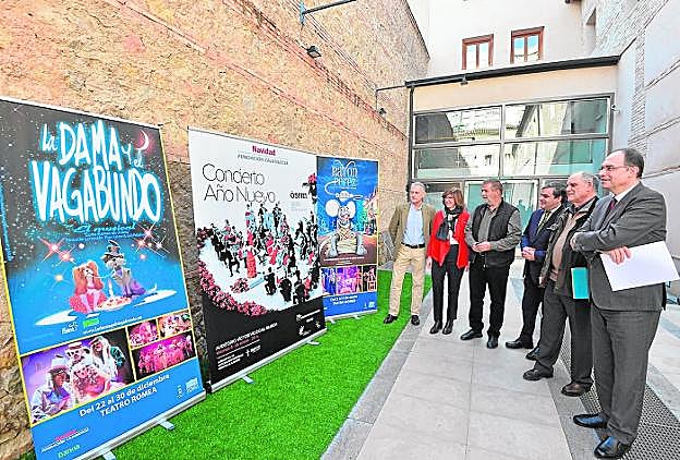 Ángel Campos, Marta López-Briones, Alfonso Riera, Federico Ros, César Oliva y Pascual Martínez, junto a los carteles de los principales espectáculos, ayer, en la presentación del ciclo navideño. 