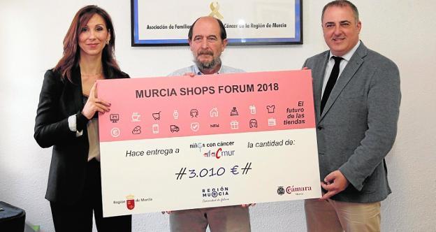 Miryam Fuertes, Francisco Palazón (con el cheque) y Francisco Abril. 