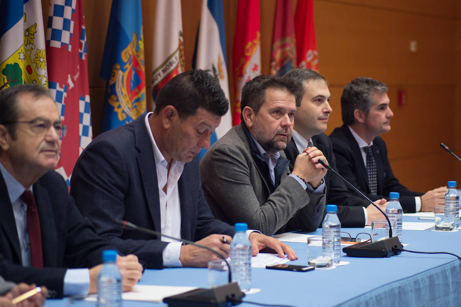 La Mesa del Agua de la Región, reunida con el presidente López Miras, prepara medidas judiciales y movilizaciones; mientras que los regantes critican al delegado del Gobierno