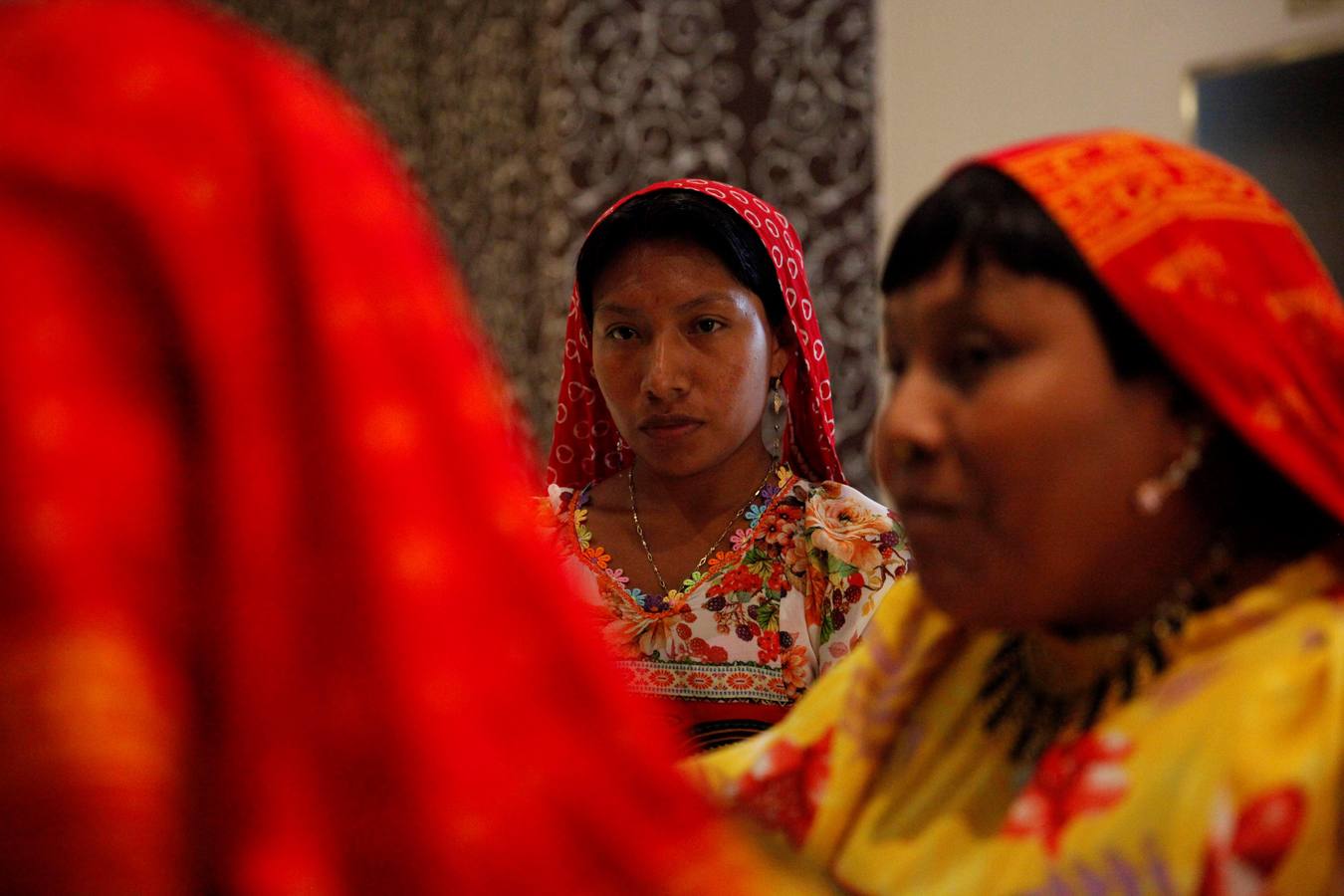 Indígenas Embera participan en el VII Congreso Territorial Mesoamericano, en Ciudad de Panamá (Panamá). Líderes indígenas colombianos dijeron estar intranquilos por la falta de recursos para la implementación del acuerdo de paz firmado entre el Gobierno y las FARC, un «retroceso» que puede llevar a que resurja o se recrudezca el conflicto.