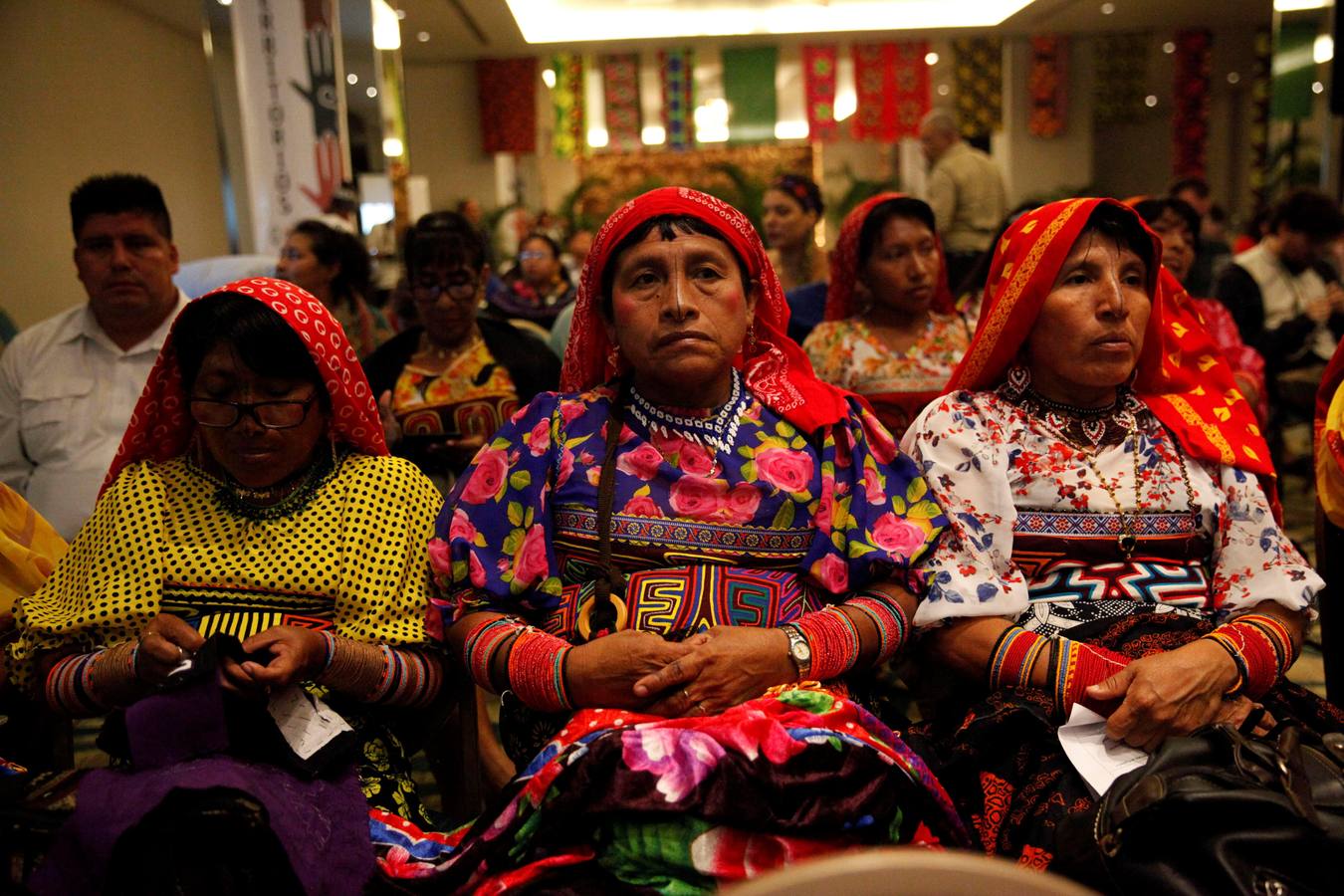 Indígenas Embera participan en el VII Congreso Territorial Mesoamericano, en Ciudad de Panamá (Panamá). Líderes indígenas colombianos dijeron estar intranquilos por la falta de recursos para la implementación del acuerdo de paz firmado entre el Gobierno y las FARC, un «retroceso» que puede llevar a que resurja o se recrudezca el conflicto.