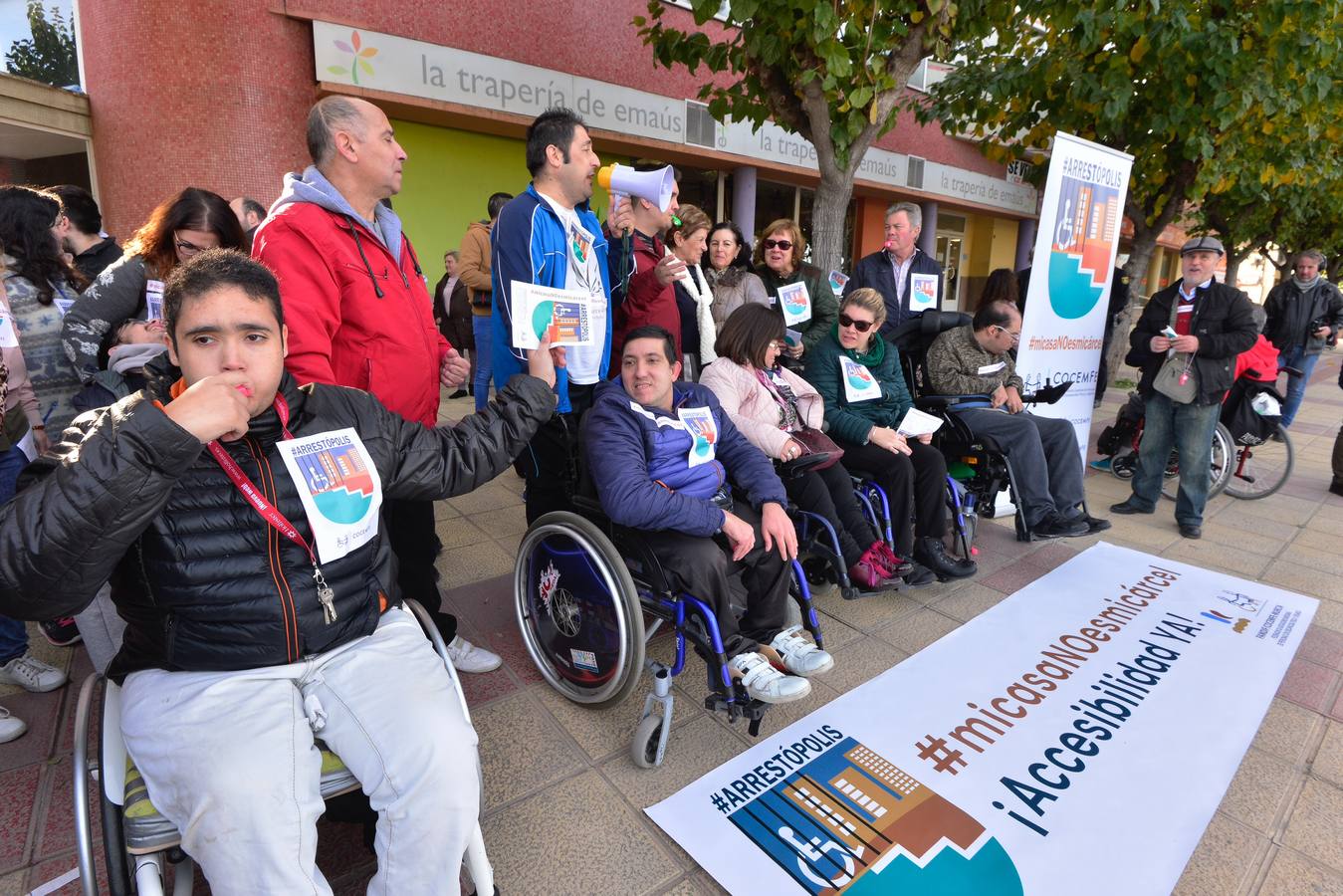 La presidenta de Famdif, Carmen Gil, megáfono en mano, clamó que «hay que evitar que nadie sufra como Ángeles».