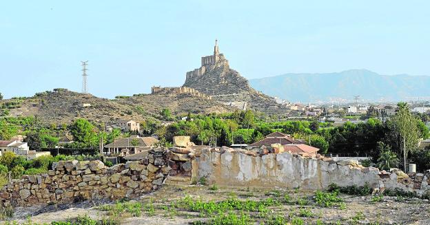 Vista del imponente Castillo de Monteagudo, símbolo de poder y riqueza que el reino de Murcia alcanzó con el Rey Lobo, y el Castillejo desde Larache, con algunos de sus muros en primer plano. 