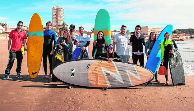 Alumnos del curso de entrenador de surf, en Mazarrón. 