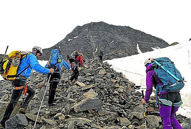 Un grupo de montañeros asciende por el corredor Goûter, de la vía normal del Mont Blanc, el pasado mes de agosto.