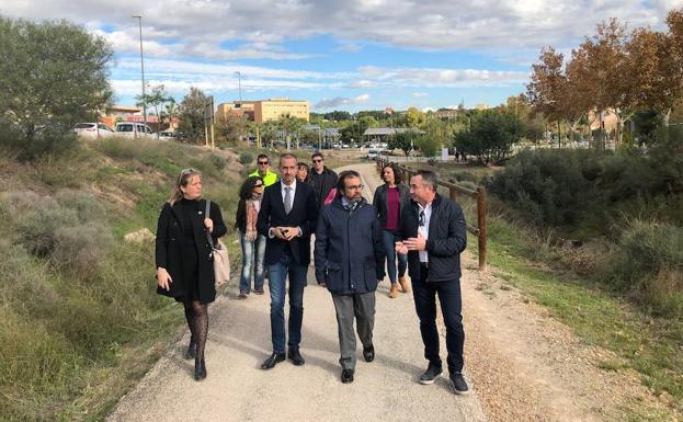 El consejero de Presidencia, Pedro Rivera, en un recorrido por la Vía Verde del Noroeste.