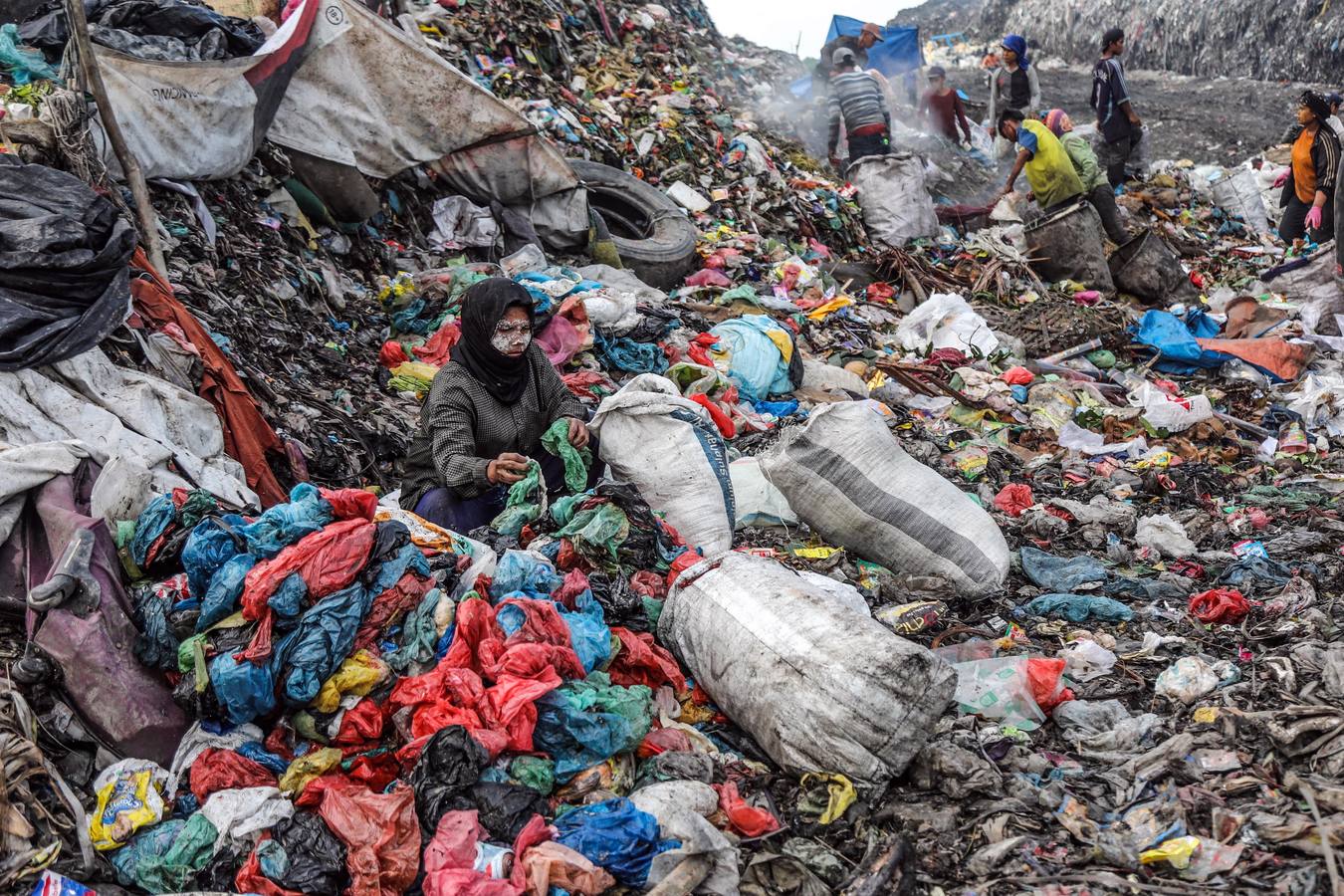 Varias personas rebuscan entre la basura en un vertedero en Medan (Indonesia). La ONU estima que cada año cerca de ocho toneladas de plástico van a parar al mar y que en muchos casos son ingeridos por los animales marinos y pasan a formar parte de la cadena alimentaria de los humanos. 