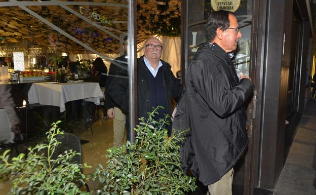 Miguel Ángel Cámara abandona ayer el restaurante seguido por Sánchez Carrillo. 