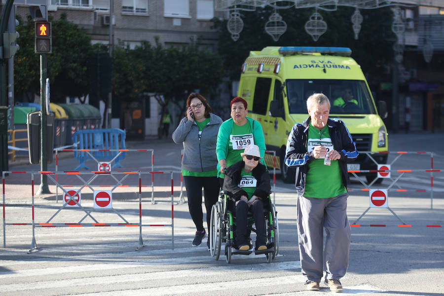 La Asociación Española contra el cáncer ha organizado una marcha solidaria para recaudar fondos contra el melanoma y miles de murcianos han respondido con su participación