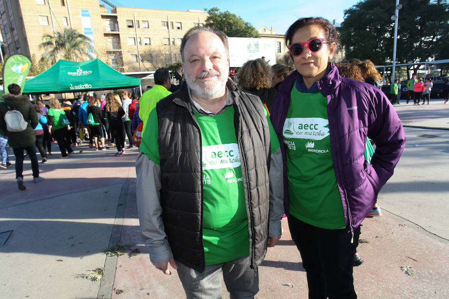 La Asociación Española contra el cáncer ha organizado una marcha solidaria para recaudar fondos contra el melanoma y miles de murcianos han respondido con su participación