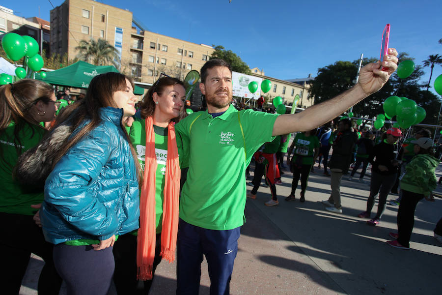 La Asociación Española contra el cáncer ha organizado una marcha solidaria para recaudar fondos contra el melanoma y miles de murcianos han respondido con su participación