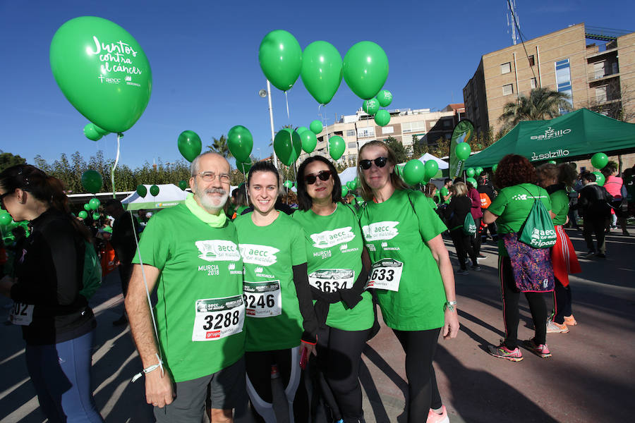 La Asociación Española contra el cáncer ha organizado una marcha solidaria para recaudar fondos contra el melanoma y miles de murcianos han respondido con su participación