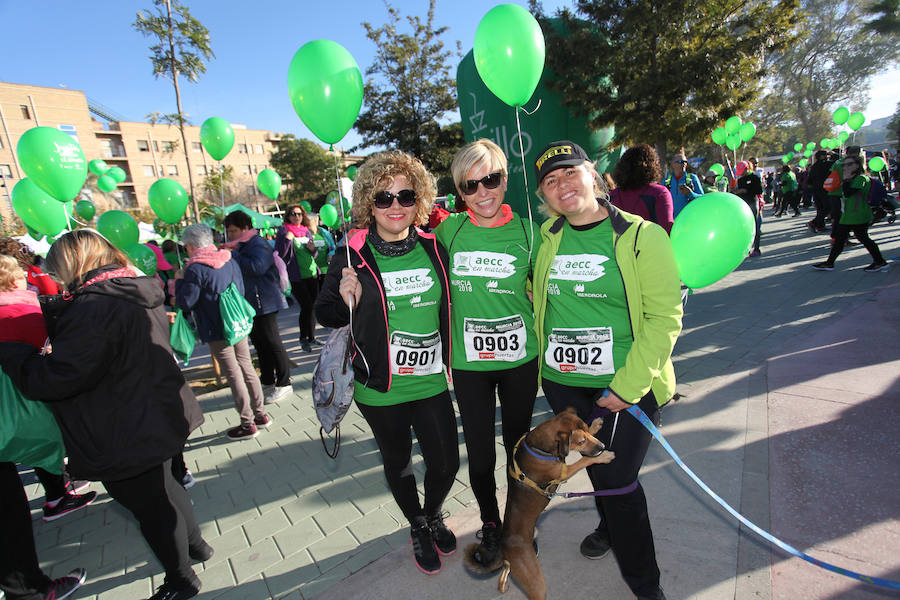 La Asociación Española contra el cáncer ha organizado una marcha solidaria para recaudar fondos contra el melanoma y miles de murcianos han respondido con su participación