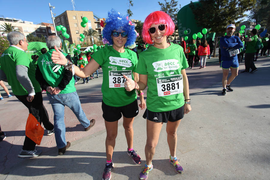 La Asociación Española contra el cáncer ha organizado una marcha solidaria para recaudar fondos contra el melanoma y miles de murcianos han respondido con su participación