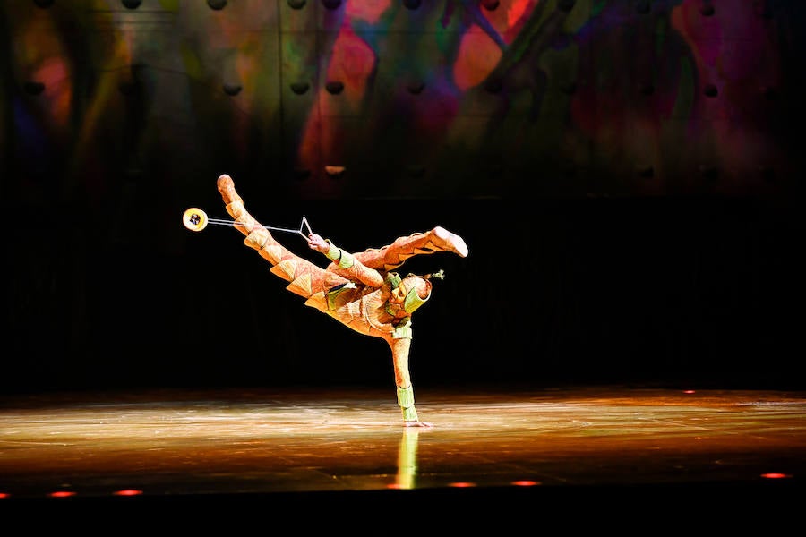 'La Verdad' acompaña a los artistas de la mítica compañía canadiense en una jornada de duro entrenamiento 'Ovo', la nueva apuesta del Circo del Sol, recalará en Murcia del 16 al 20 de enero