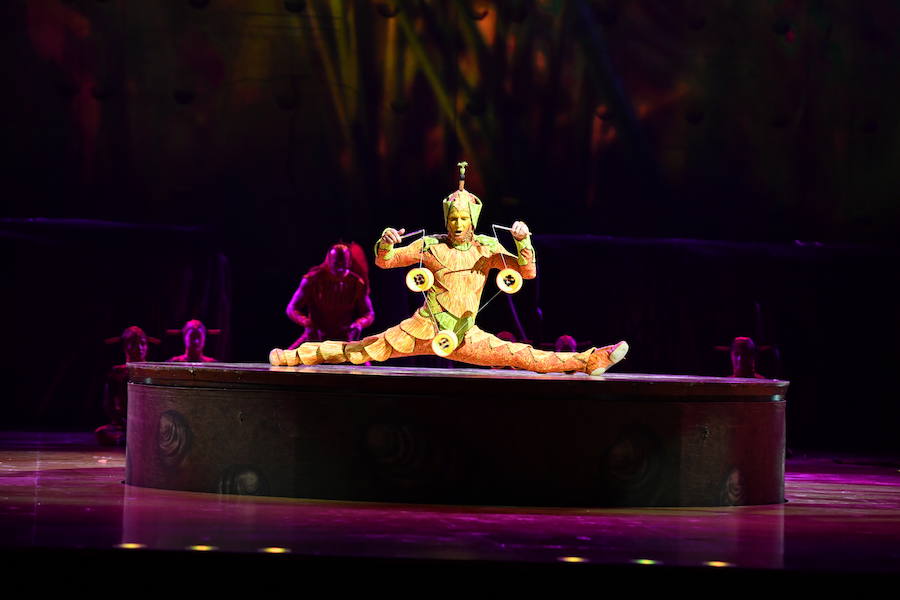 'La Verdad' acompaña a los artistas de la mítica compañía canadiense en una jornada de duro entrenamiento 'Ovo', la nueva apuesta del Circo del Sol, recalará en Murcia del 16 al 20 de enero