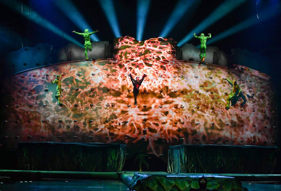 'La Verdad' acompaña a los artistas de la mítica compañía canadiense en una jornada de duro entrenamiento 'Ovo', la nueva apuesta del Circo del Sol, recalará en Murcia del 16 al 20 de enero