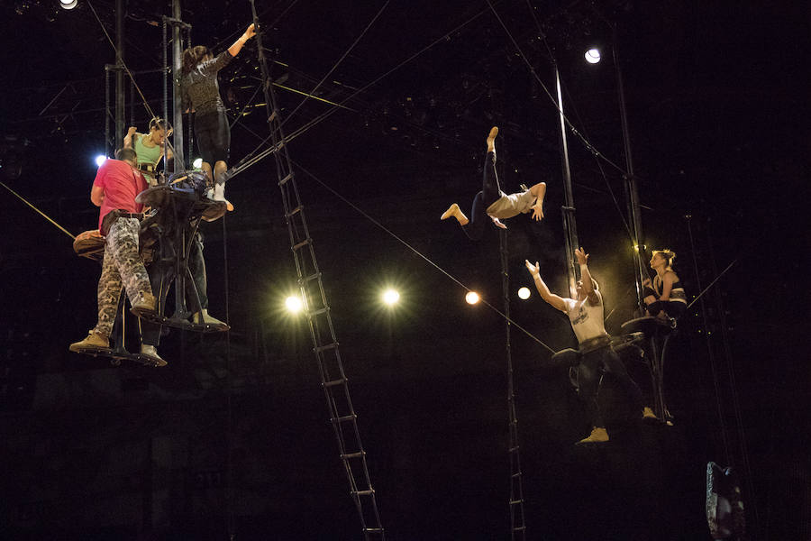 'La Verdad' acompaña a los artistas de la mítica compañía canadiense en una jornada de duro entrenamiento 'Ovo', la nueva apuesta del Circo del Sol, recalará en Murcia del 16 al 20 de enero