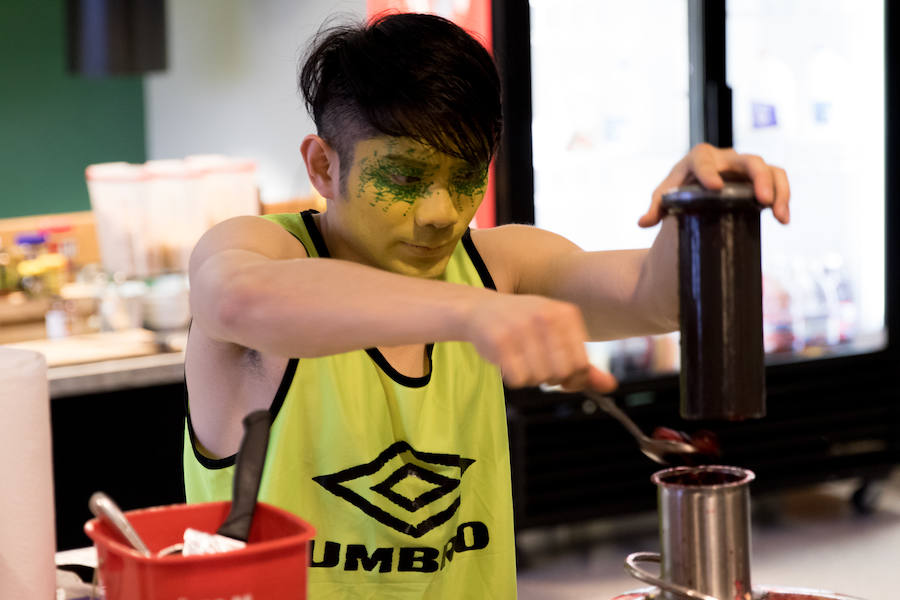 'La Verdad' acompaña a los artistas de la mítica compañía canadiense en una jornada de duro entrenamiento 'Ovo', la nueva apuesta del Circo del Sol, recalará en Murcia del 16 al 20 de enero