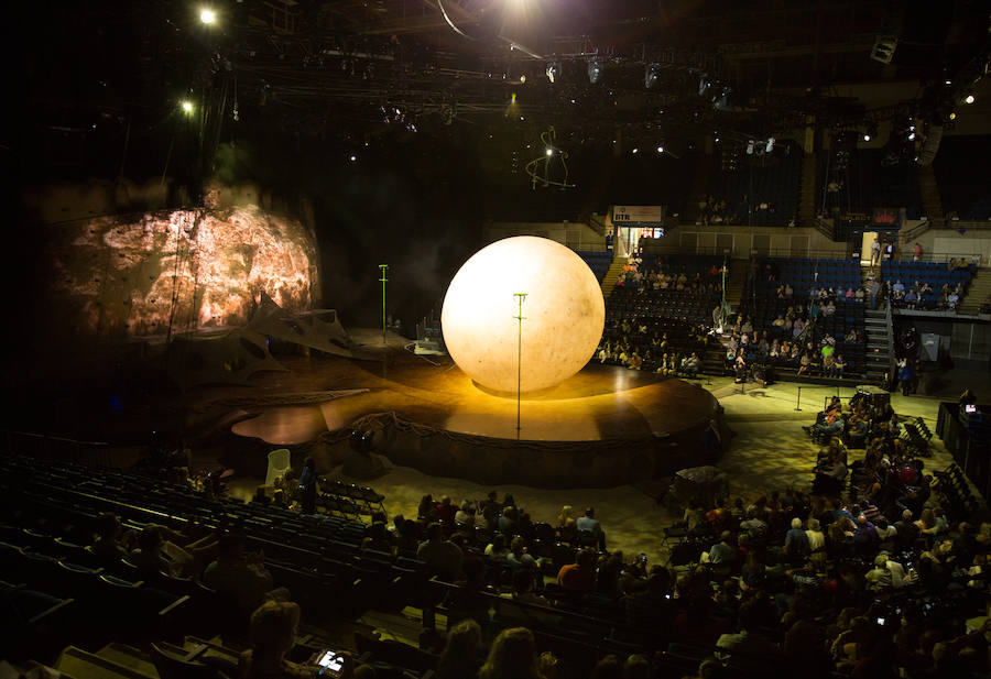 'La Verdad' acompaña a los artistas de la mítica compañía canadiense en una jornada de duro entrenamiento 'Ovo', la nueva apuesta del Circo del Sol, recalará en Murcia del 16 al 20 de enero