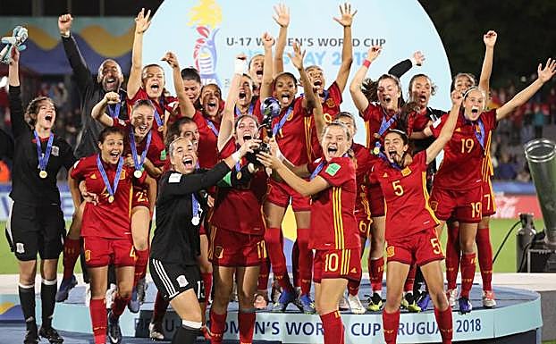 La selección española levanta la copa tras ganar el Mundial.