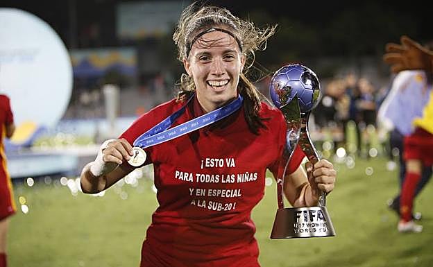 Eva Navarro posa con la medalla y la copa de campeona del mundo.