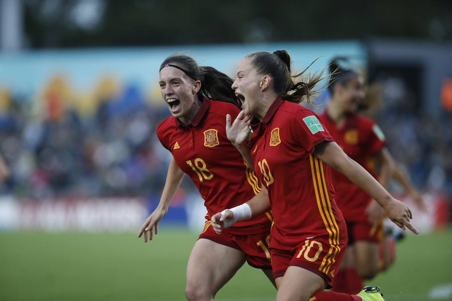 Galería. Eva Navarro (i) celebra un gol junto a Claudia Pina (d).