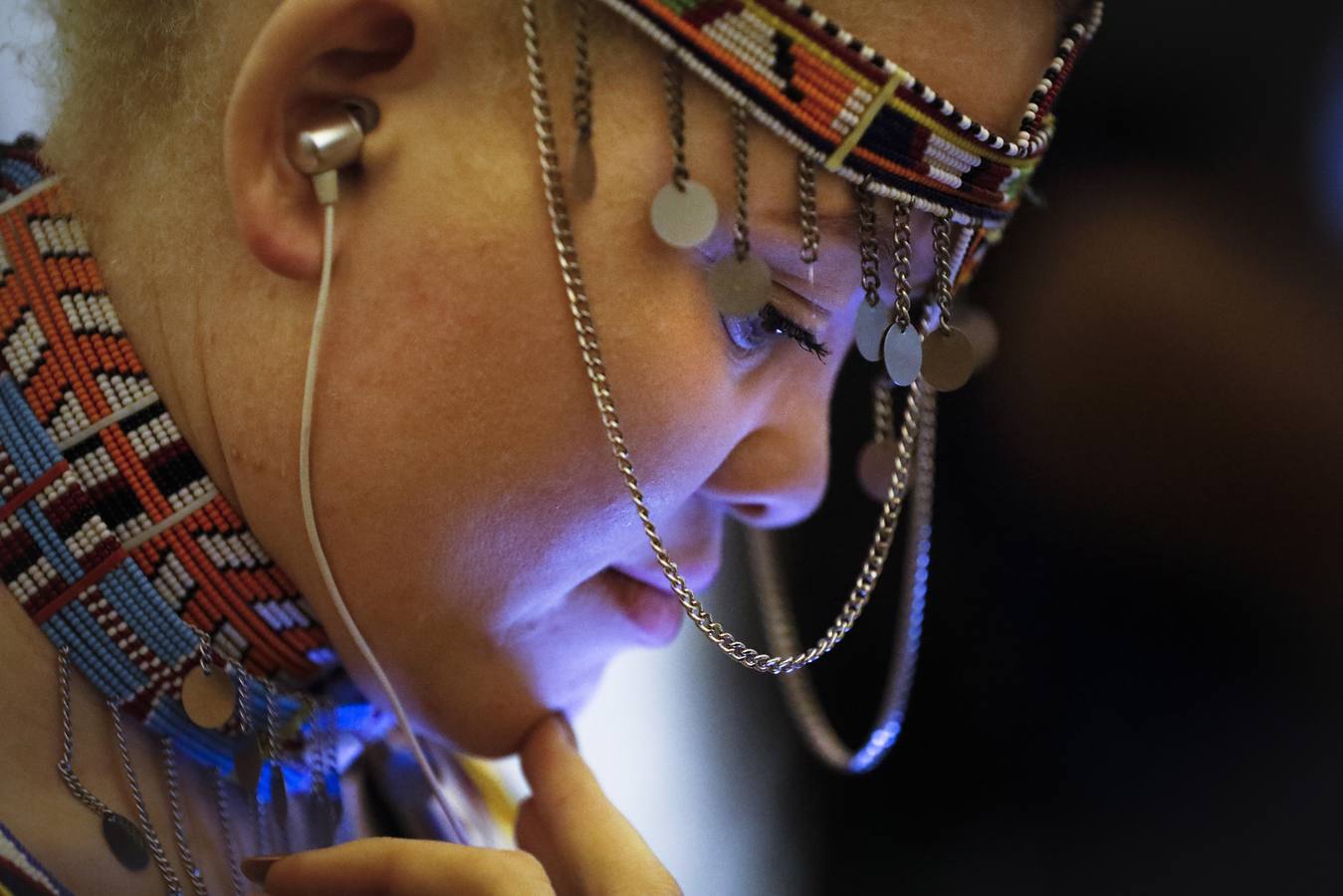 Mujeres, hombres y niños desfilan y actúan durante su participación en el concurso Mister y Miss Albino celebrado en Nairobi, Kenia. Cientos de candidatos albinos participan en este concurso para crear conciencia sobre la discriminación y el estigma que este colectivo sufre en África.