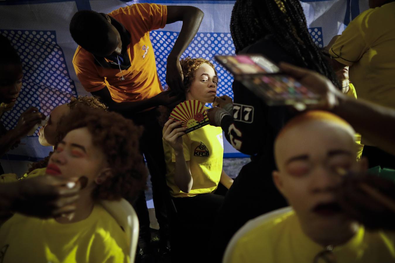 Mujeres, hombres y niños desfilan y actúan durante su participación en el concurso Mister y Miss Albino celebrado en Nairobi, Kenia. Cientos de candidatos albinos participan en este concurso para crear conciencia sobre la discriminación y el estigma que este colectivo sufre en África.