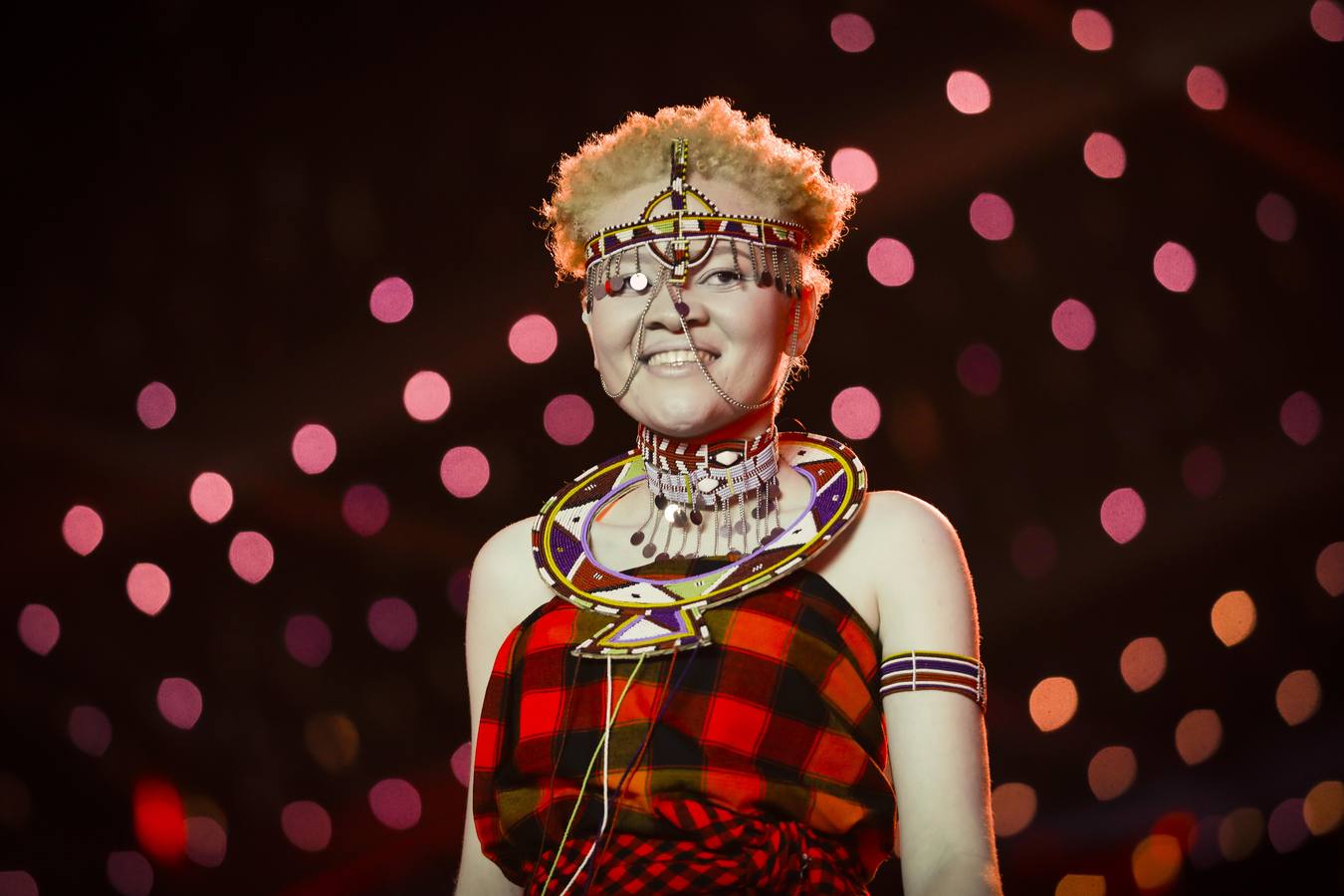 Mujeres, hombres y niños desfilan y actúan durante su participación en el concurso Mister y Miss Albino celebrado en Nairobi, Kenia. Cientos de candidatos albinos participan en este concurso para crear conciencia sobre la discriminación y el estigma que este colectivo sufre en África.