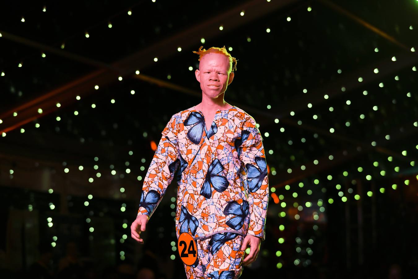 Mujeres, hombres y niños desfilan y actúan durante su participación en el concurso Mister y Miss Albino celebrado en Nairobi, Kenia. Cientos de candidatos albinos participan en este concurso para crear conciencia sobre la discriminación y el estigma que este colectivo sufre en África.