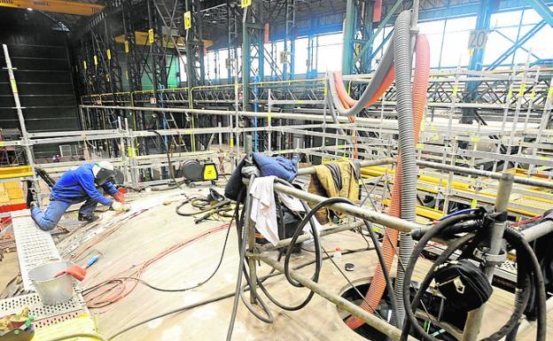 Un obrero de Navantia trabaja en el casco del S-81. 