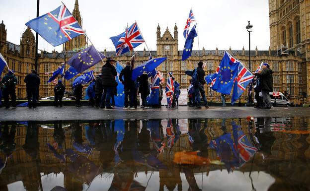 Varias personas protestan contra el 'Brexit'. 