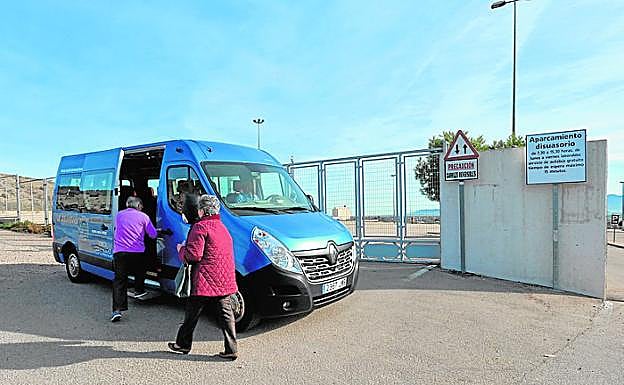 Dos usuarios del hospital hacen uso del nuevo bus, ayer. 
