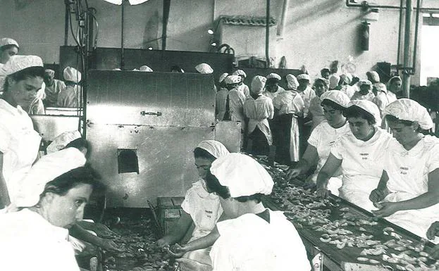 Trabajadoras en una fábrica de conservas murciana de los años 70.