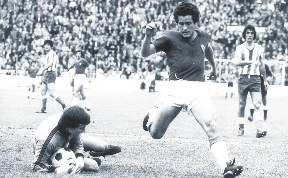 Chuchi García acosa a Buyo en un Murcia-Deportivo, en abril de 1978.