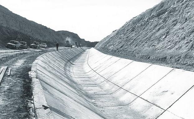 Construcción del Tajo-Segura en marzo de 1978, en la zona del Postrasvase. Las obras finalizaron ese año con la perforación del túnel del Talave