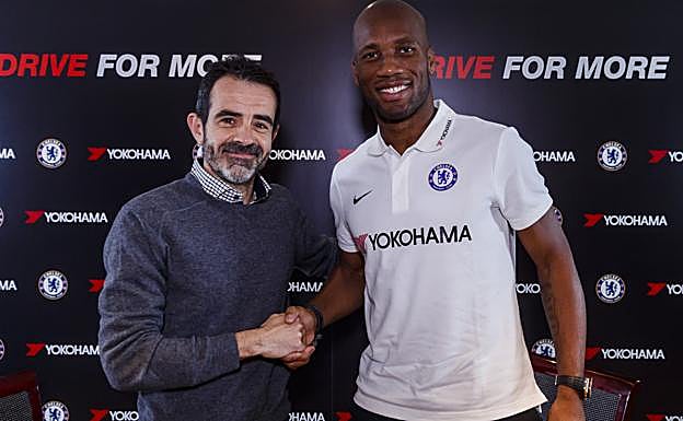 Drogba, con el redactor Rodrigo Errasti, al finalizar la entrevista 