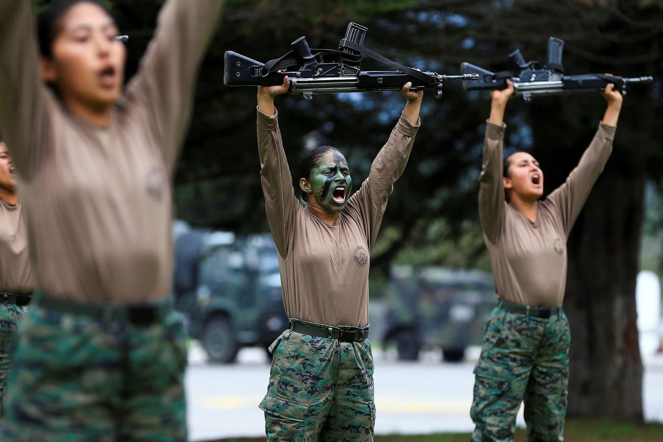 200 ecuatorianas se calzaron las botas y se convirtieron este año en las primeras reclutas del Ejército en Ecuador, un país donde la equidad de género es una deuda social que se va saldando lentamente. Por otro lado, jóvenes nepalesas participan en una clase de educación física en Kathmandú, donde el regimiento de élite de la Brigada de Gurkhas del Ejército británico contará con las primeras reclutas a partir del año 2020.