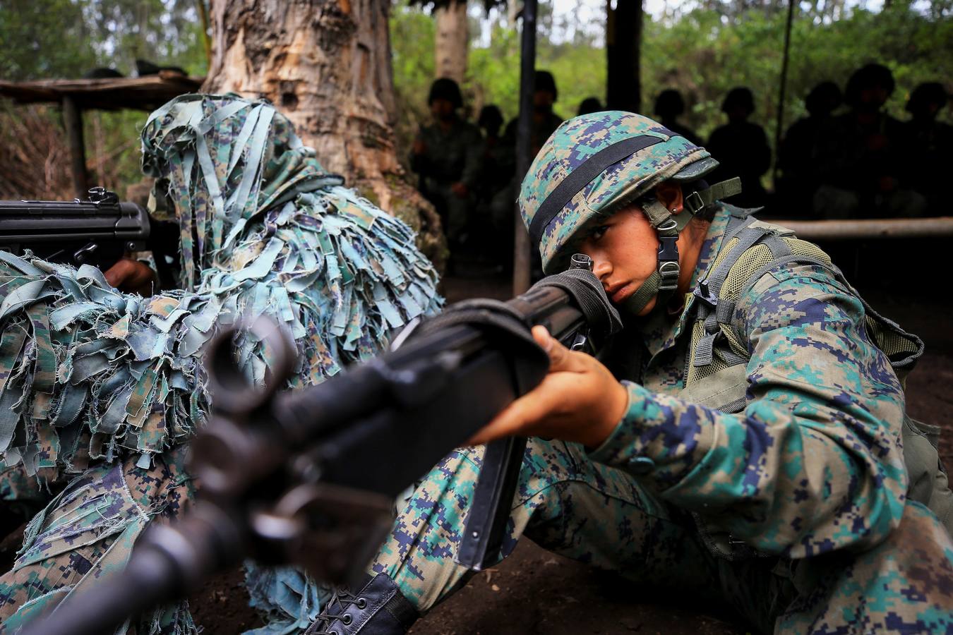 200 ecuatorianas se calzaron las botas y se convirtieron este año en las primeras reclutas del Ejército en Ecuador, un país donde la equidad de género es una deuda social que se va saldando lentamente. Por otro lado, jóvenes nepalesas participan en una clase de educación física en Kathmandú, donde el regimiento de élite de la Brigada de Gurkhas del Ejército británico contará con las primeras reclutas a partir del año 2020.